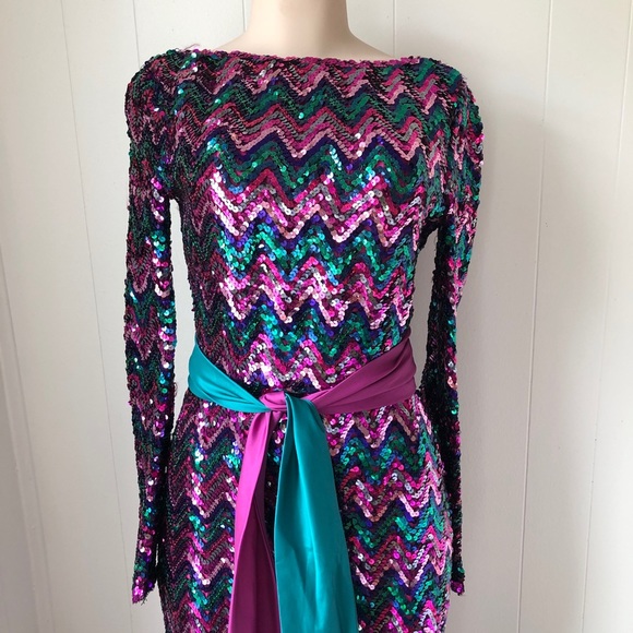 The ol’ Razzle Dazzle Vintage Dress - Picture 2 of 8